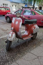 Allemagne (Germany), Berlin, Prenzlauer Berg, rue, scooter vetuste,