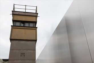 Allemagne (Germany), Berlin, Bernauer Strasse, Mur de Berlin, autour du memorial du mur, mirador,