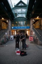 Allemagne (Germany), Berlin, Prenzlauer Berg, sous le metro, S-Bahn, Eberswalder Strasse, musiciens de rue,