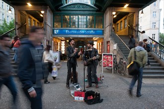 Allemagne (Germany), Berlin, Prenzlauer Berg, sous le metro, S-Bahn, Eberswalder Strasse, musiciens de rue,