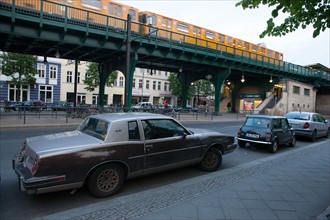 Allemagne (Germany), Berlin, Prenzlauer Berg, sous le metro, S-Bahn, Eberswalder Strasse, voitures