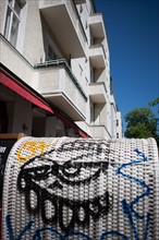 Allemagne (Germany), Berlin, Friedrichshain, immeuble, ancien Berlin Est, graffiti, terrasse de restaurant, peinture