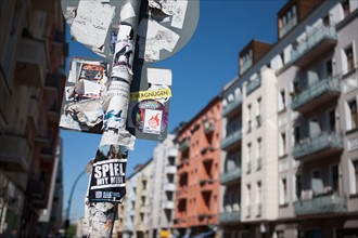 Allemagne (Germany), Berlin, Friedrichshain, immeuble, ancien Berlin Est, signes de ville, panneau, autocollants,