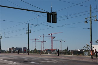 Allemagne (Germany), Berlin, Friedrichshain, immeuble, ancien Berlin Est, pont, cables, circulation, signaletique, grues