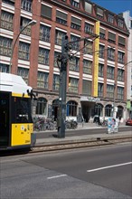 Allemagne (Germany), Berlin, Friedrichshain, immeuble, ancien Berlin Est, arret de tramway,