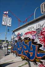 Allemagne (Germany), Berlin, Friedrichshain, immeuble, ancien Berlin Est, East Side Gallery, artistes ayant realise des oeuvres sur le mur,