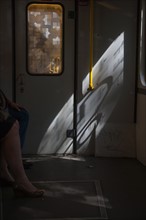 Allemagne (Germany), Berlin, Prenzlauer Berg, S-Bahn, train, metro, transport en commun, jambe de femme et ombres,