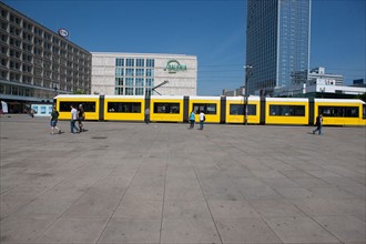 Allemagne (Germany), Berlin, Alexanderplatz, Tour Fernsehturm, tour de television de Berlin Est, place, tramway,