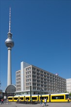 Allemagne (Germany), Berlin, Alexanderplatz, Tour Fernsehturm, tour de television de Berlin Est, place, tramway,