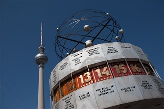 Allemagne (Germany), Berlin, Alexanderplatz, Tour Fernsehturm, tour de television de Berlin Est, horloge universelle,