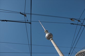 Allemagne (Germany), Berlin, Alexanderplatz, Tour Fernsehturm, tour de television de Berlin Est, cables du tramway