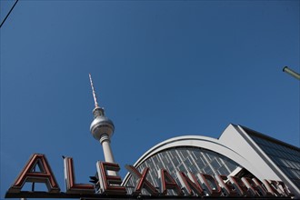 Allemagne (Germany), Berlin, Alexanderplatz, Tour Fernsehturm, tour de television de Berlin Est, lettres, gare,