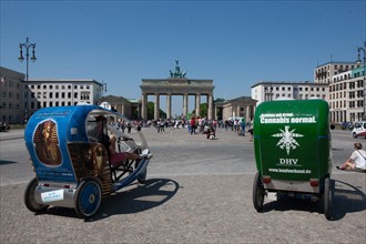 Allemagne (Germany), Berlin, Porte de Brandebourg, au bout de la Friederichstrasse, velo taxis,