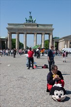 Allemagne (Germany), Berlin, Porte de Brandebourg, au bout de la Friederichstrasse, ostalgie, tourisme nostalgique de l'Allemagne de l'Est,