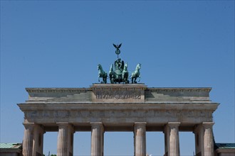 Allemagne (Germany), Berlin, Porte de Brandebourg, au bout de la Friederichstrasse, detail du sommet de la porte, colonnade, sculpture,