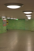 Allemagne (Germany), Berlin, Porte de Brandebourg, Friederichstrasse, station de metro, U-Bahn, couloir,