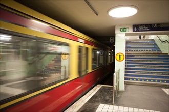 Allemagne (Germany), Berlin, Porte de Brandebourg, Friederichstrasse, station de metro, U-Bahn, escalier