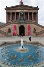 Allemagne (Germany), Berlin, Museuminsell (Ile aux Musees), Nationalgalerie, Musee des Beaux-Arts, fontaine, mosaique, trident, eau,