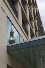 Allemagne (Germany), Berlin, remontant vers Alexanderplatz, Karl-Liebknecht Strasse, immeuble avec le reflet de la Tour Fernsehturm, tour de television de Berlin Est,