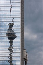 Allemagne (Germany), Berlin, immeuble refletant la Tour Fernsehturm, tour de television de Berlin Est, remontant vers Alexanderplatz, Karl-Liebknecht Strasse,