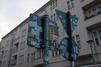 Allemagne (Germany), Berlin, Prenzlauer Berg, pres de Mauer Park, panneaux et stickers