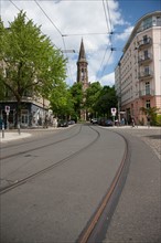 Allemagne (Germany), Berlin, Prenzlauer Berg, clocher, eglise et ligne de tramway,