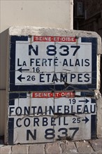 France, Ile de France, Essonne, Milly-la-Foret, ancienne signaletique, panneau indicateur de la ville,
Mention obligatoire : CRT PIdF