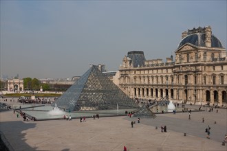 France, Ile de France, Paris 1er arrondissement, musee du Louvre, aile Denon, vue sur la place de la pyramide et le pavillon Richelieu,