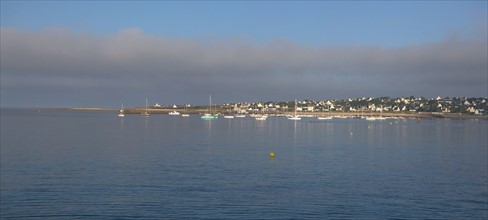 France, région Bretagne, Brittany, Finistère, Cap Sizun, Audierne, port, face à Plouhinec,