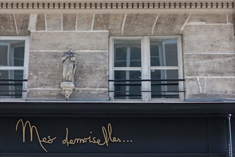 France, Région Ile de France, Paris 6e arrondissement, Rue Saint Sulpice, détail de façade,
