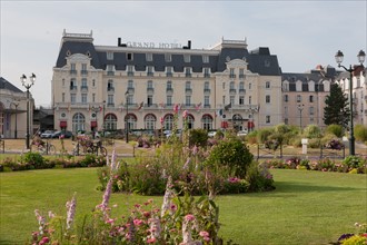 Cabourg, Place Du Casino Et Grand Hôtel