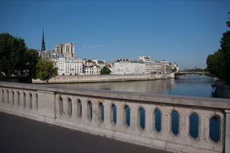 Vue Sur La Pointe D El'IleSaint Louis Et le quai Aux Fleurs De L'Ile De La Cité Depuis Le Pont Louis Philippe,