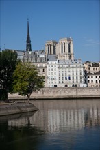 Vue Sur La Pointe D El'IleSaint Louis Et le quai Aux Fleurs De L'Ile De La Cité Depuis Le Pont Louis Philippe,