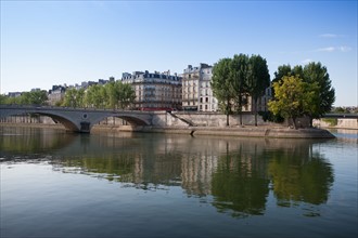 Vue Sur La Pointe D El'IleSaint Louis Et le quai Aux Fleurs De L'Ile De La Cité Depuis Le Pont Louis Philippe,