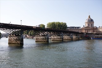 Quai Francois Mitterrand (Quai Des Tuileries) Berges de Seine, Pont Des Arts Et Institut de France, Quai De Conti En Face