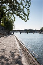 Quai Francois Mitterrand (Quai Des Tuileries) Berges de Seine, Pont Des Arts Et Institut de France, Quai De Conti En Face