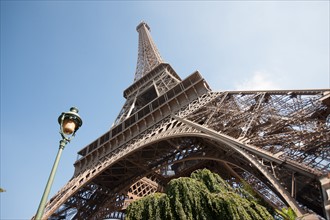 Tour Eiffel, Bassin Au Pied De La Tour