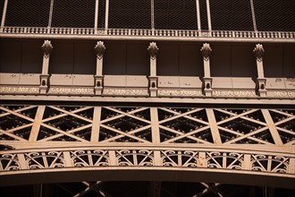 Tour Eiffel, Detail Des Motifs Au Niveau Du 1er Etage