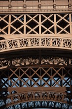 Tour Eiffel, Detail Des Motifs Au Niveau Du 1er Etage
