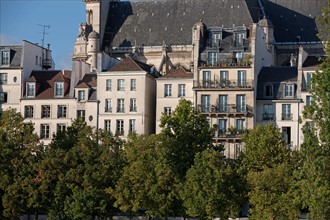 Ile Saint Louis, vue sur Les Facades du Quai de l'Hôtel De Ville Depuis le quai De Bourbon
