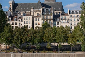 Ile Saint Louis, vue sur Les Facades du Quai de l'Hôtel De Ville Depuis le quai De Bourbon