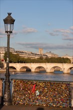 Pont Des Arts, Cadenas d'Amour Sur Les Grilles