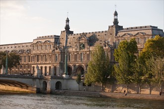 Pont Des Arts, Musée du Louvre