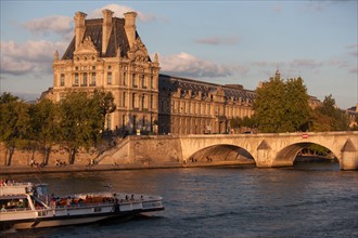 Pont du Carrousel Et Pavillon De Flore Du Musée du Louvre,