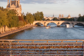 Pont du Carrousel Et Bateau Touristique,Notre Dame Et Coupole De L'Institut