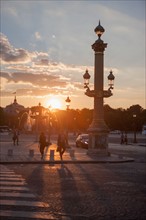 Place De La Concorde, Lampadaires Et Candelabres Au Soelil Couchant