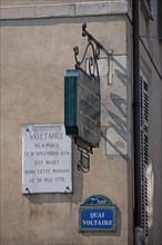 Quai  Voltaire, Detail De La Plaque Memoire De La Mort De Voltaire