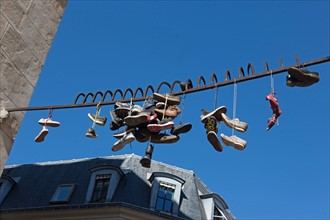Shoe tossing, Paris