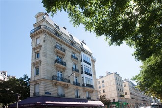 132 boulevard Richard Lenoir, Simenon Y Situa L'Habitation Du Commissaire Maigret