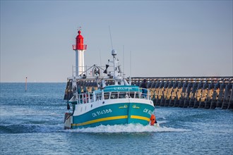 Chalutier de retour de pêche à Trouville-sur-Mer